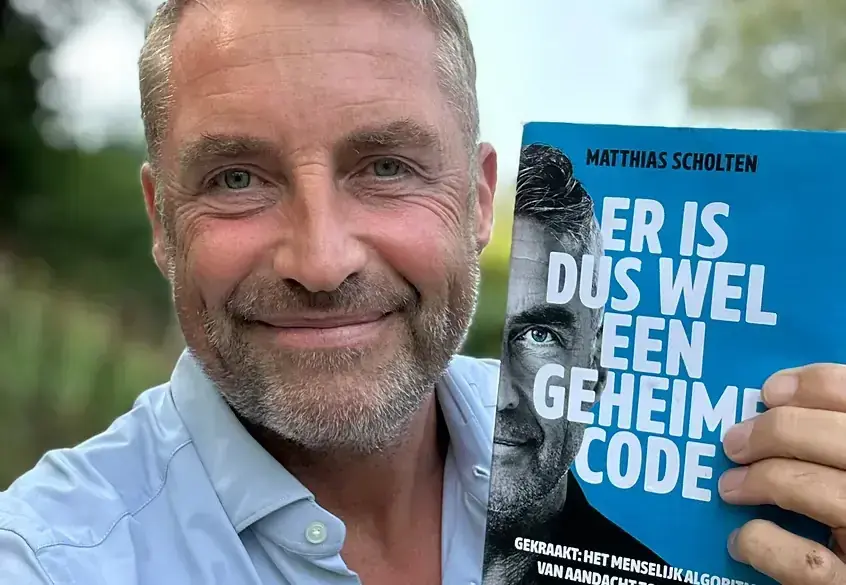Matthias Scholten met het boek Er is dus wel een geheime code