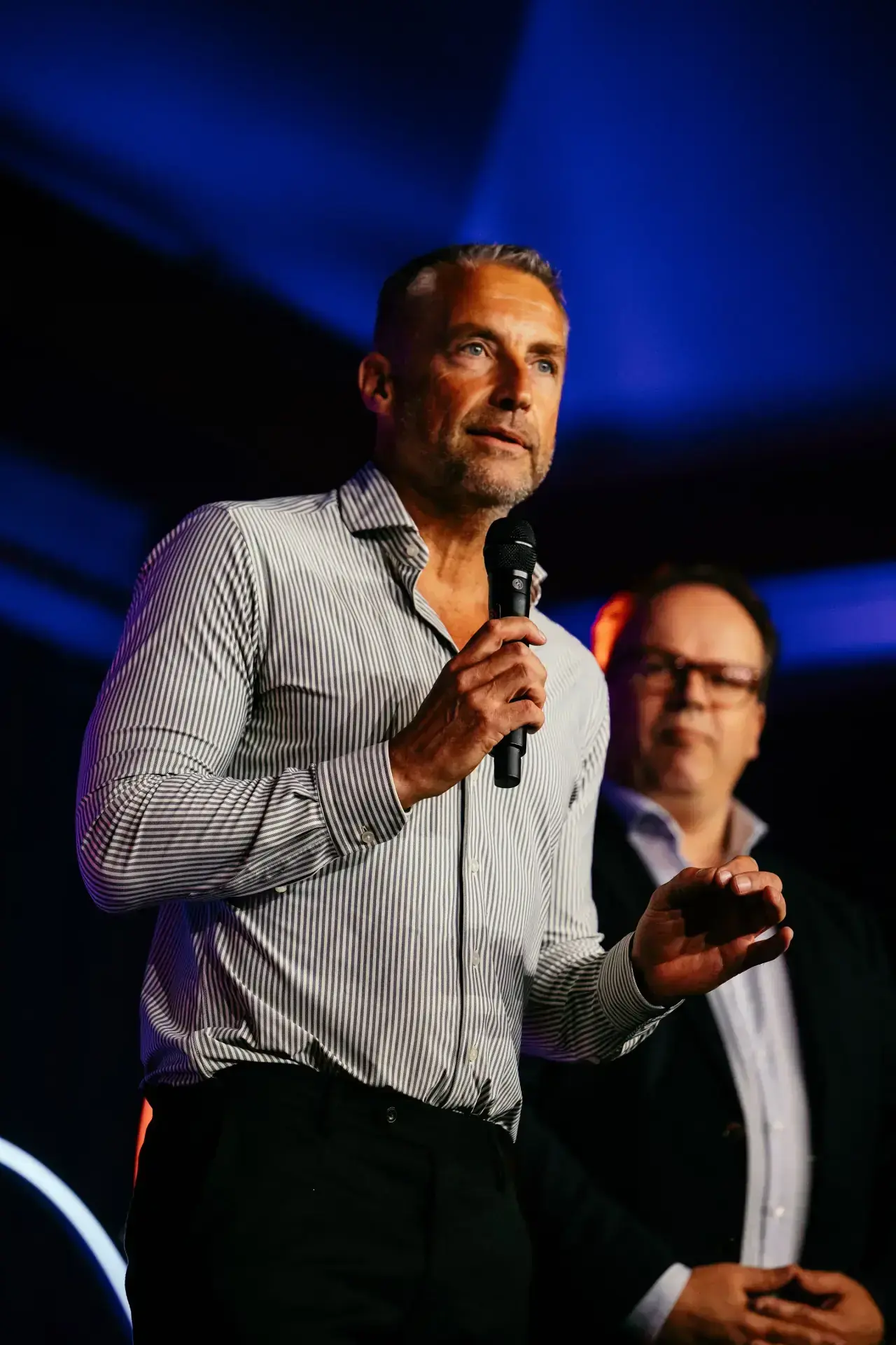 Matthias Scholten op het podium tijdens een lezing